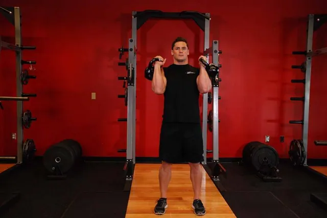 Press alterno con kettlebell