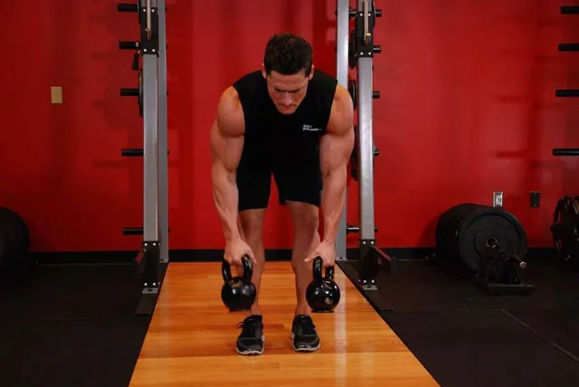 Remo alterno con kettlebell