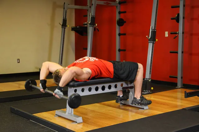 Pullover con brazo flexionado con barra