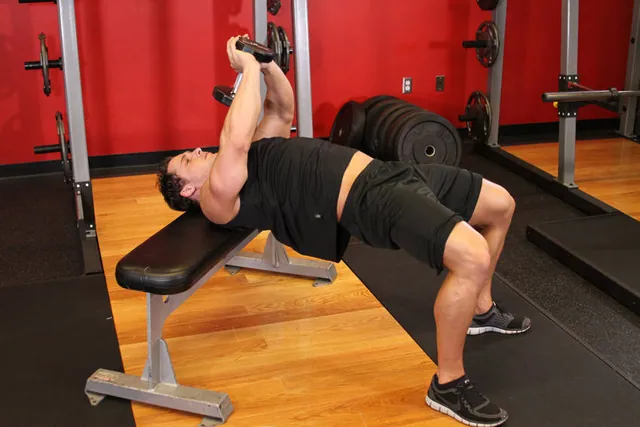Pullover con brazo flexionado con mancuernas