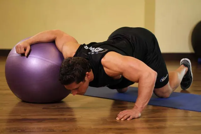Estiramiento de pecho con fitball