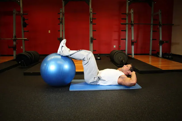 Crunch de piernas con fitball