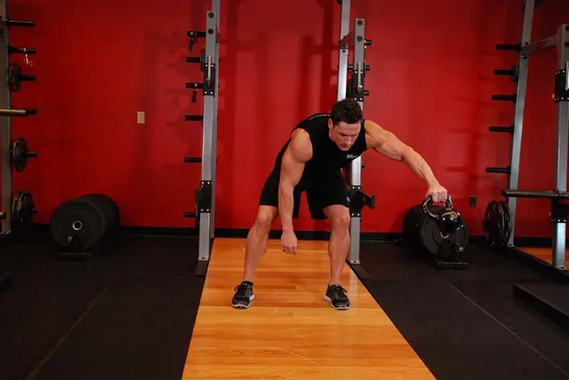 Pase de piernas con kettlebell