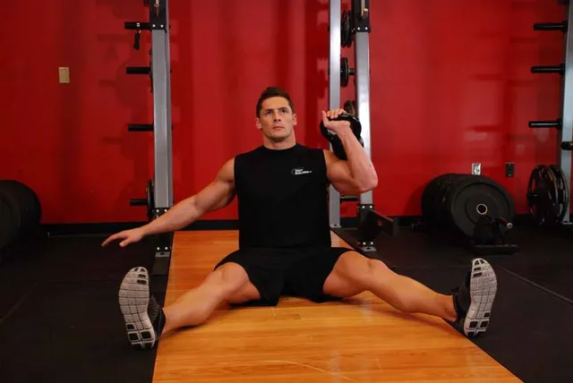 Press sentado con kettlebell