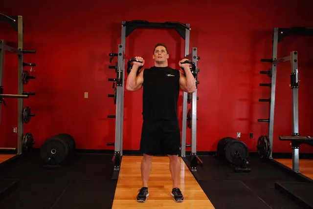 Press alterno con kettlebell