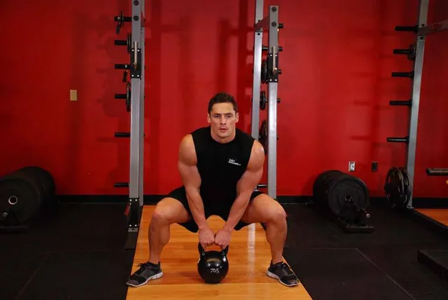 Tirón sumo alto con kettlebell