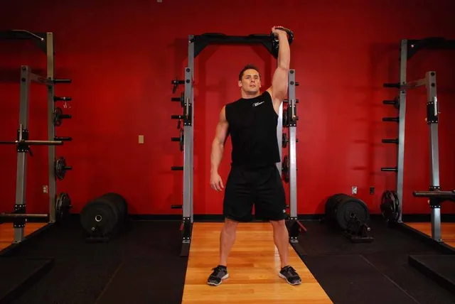 Sentadilla sobre la cabeza a un brazo con kettlebell