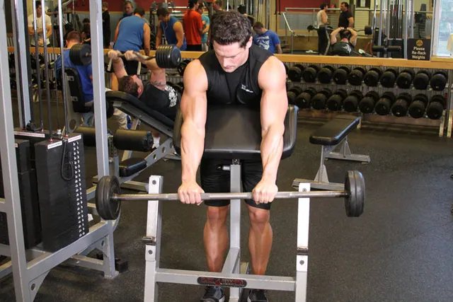 Curl en banco Scott invertido con barra