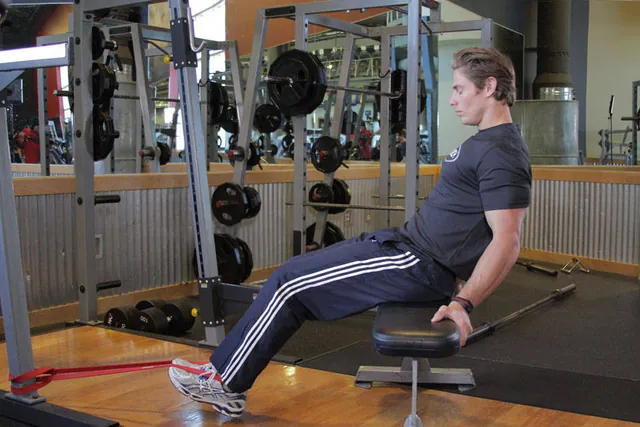 Curl femoral sentado con goma