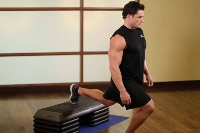 Estiramiento de pie elevado de cuadríceps