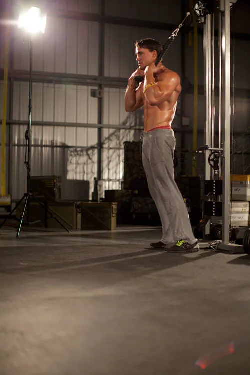 Crunch de pie con cuerda