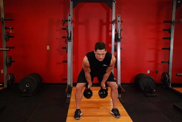 Cargada a dos brazos con kettlebell
