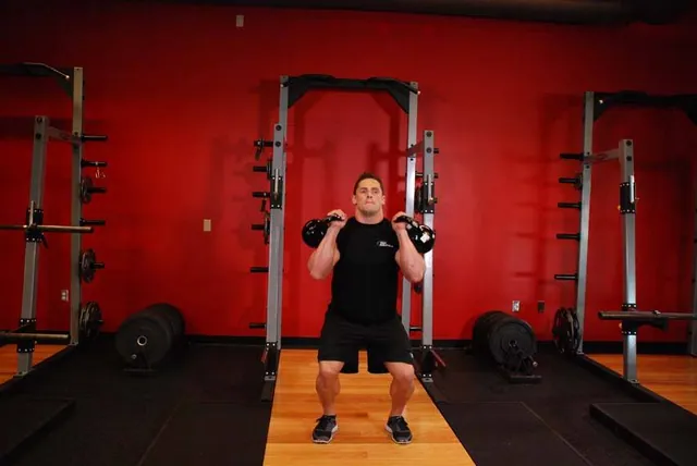 Envión a dos brazos con kettlebell
