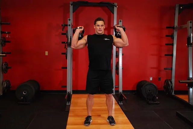 Press militar a dos brazos con kettlebell