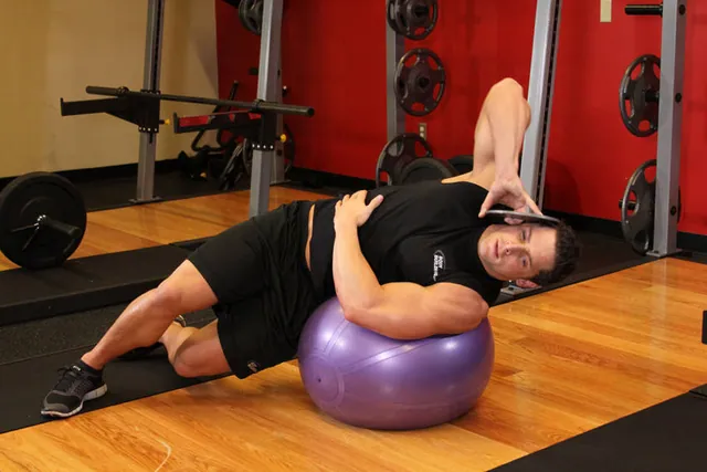 Flexión lateral con balón con lastre